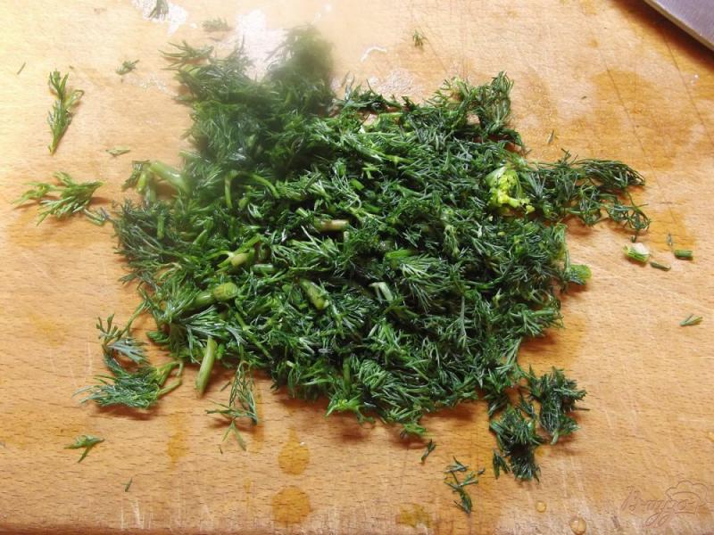 Фото приготовление рецепта: Салат с зеленым горошком и кинзой шаг №3