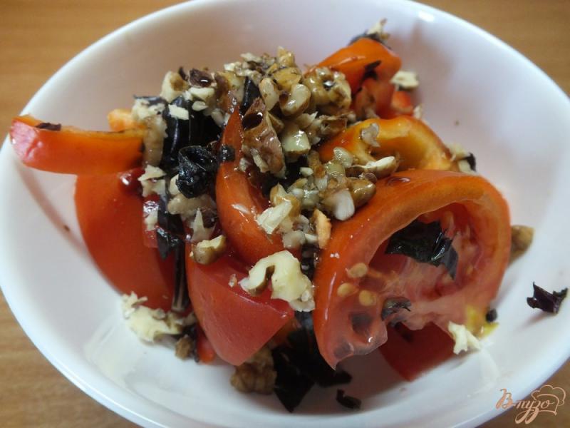 Фото приготовление рецепта: Восточный салат из помидор с грецким орехом и базиликом шаг №7
