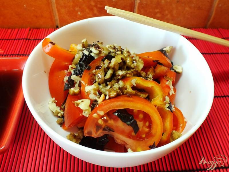 Фото приготовление рецепта: Восточный салат из помидор с грецким орехом и базиликом шаг №8