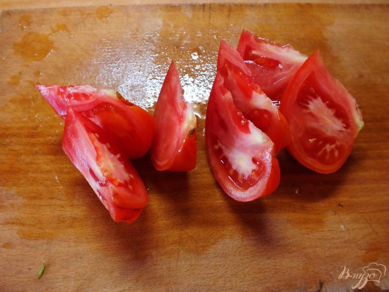 Фото приготовление рецепта: Восточный салат из помидор с грецким орехом и базиликом шаг №1