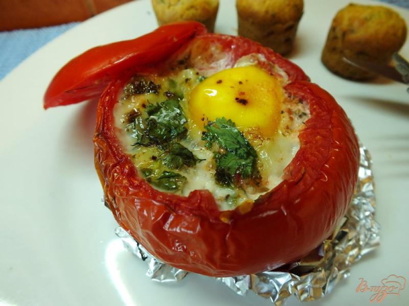 Фото приготовление рецепта: Помидор запеченный с яйцо и зеленью шаг №8
