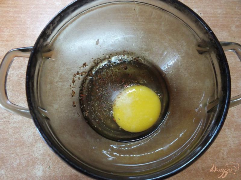 Фото приготовление рецепта: Помидор запеченный с яйцо и зеленью шаг №4