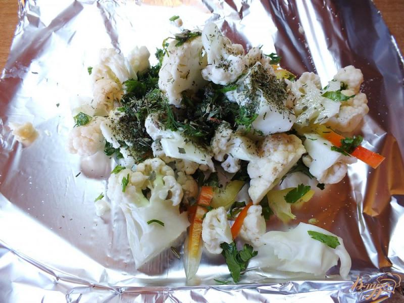 Фото приготовление рецепта: Цветная капуста запеченная с болгарским перцем и зеленью шаг №5