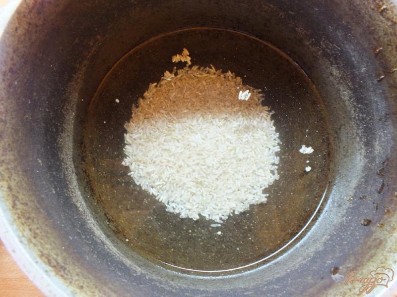 Фото приготовление рецепта: Неочищенный рис со спаржевой фасолью и морковью шаг №1