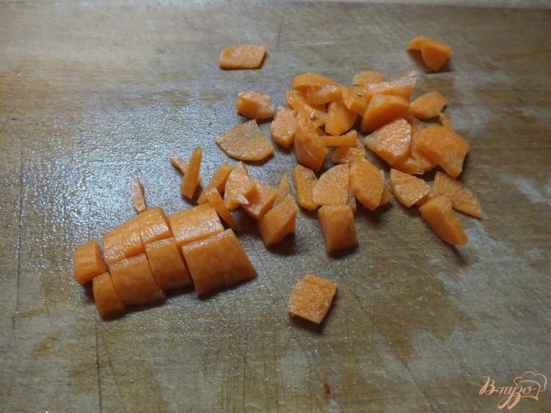 Фото приготовление рецепта: Неочищенный рис со спаржевой фасолью и морковью шаг №4