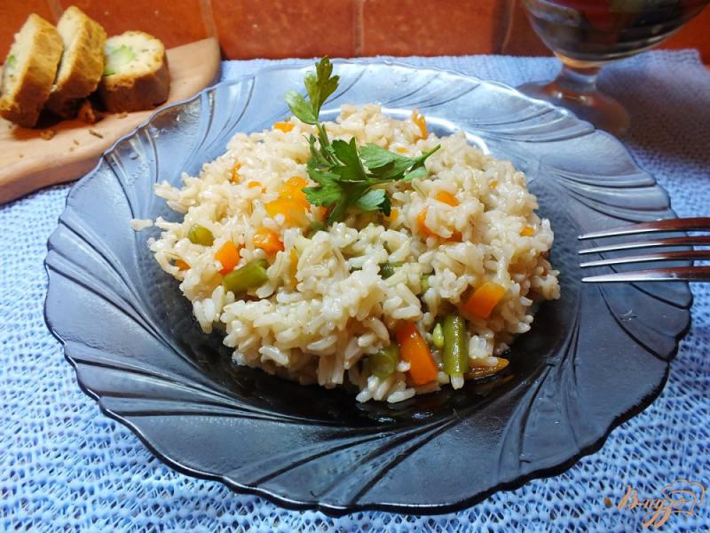 Фото приготовление рецепта: Неочищенный рис со спаржевой фасолью и морковью шаг №5