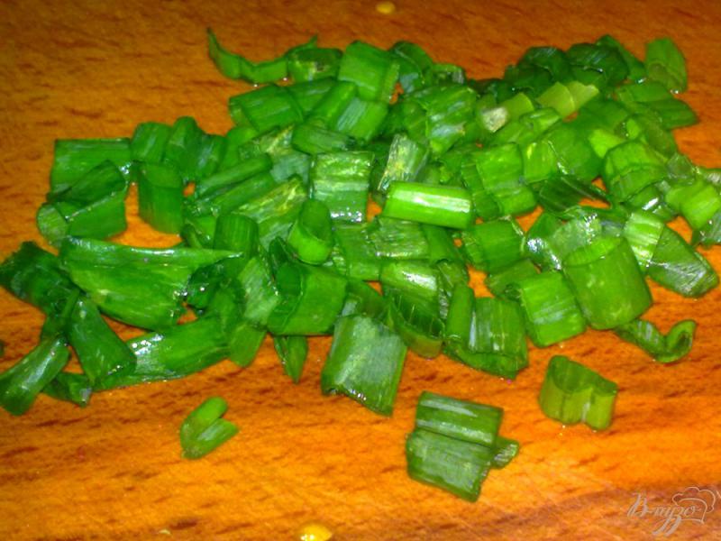Фото приготовление рецепта: Салат с капустой и грибами «Витаминный» шаг №4