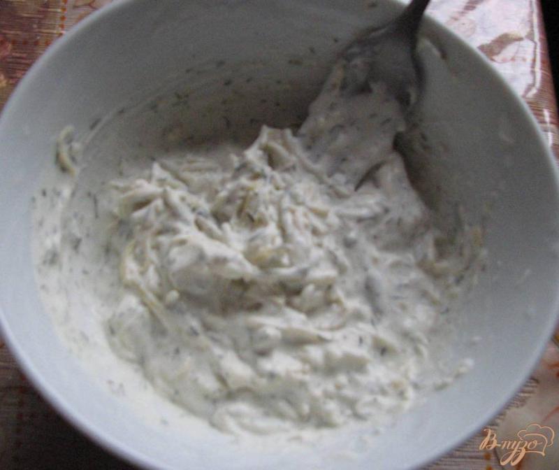 Фото приготовление рецепта: Минтай с картошкой под сырным соусом шаг №7