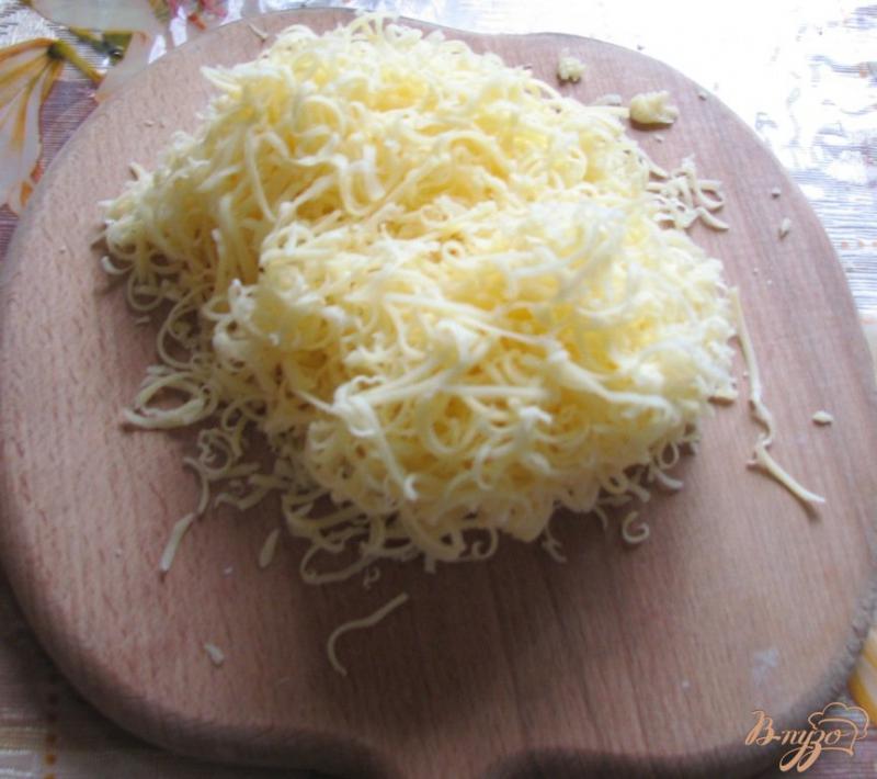 Фото приготовление рецепта: Минтай с картошкой под сырным соусом шаг №4