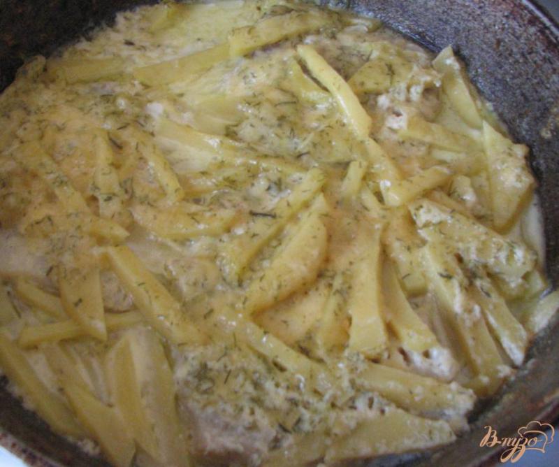 Фото приготовление рецепта: Минтай с картошкой под сырным соусом шаг №9