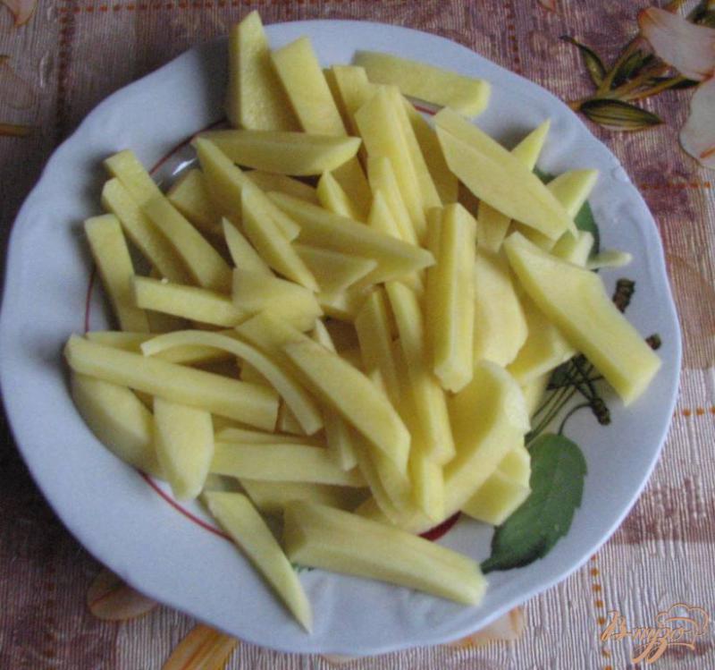 Фото приготовление рецепта: Минтай с картошкой под сырным соусом шаг №5