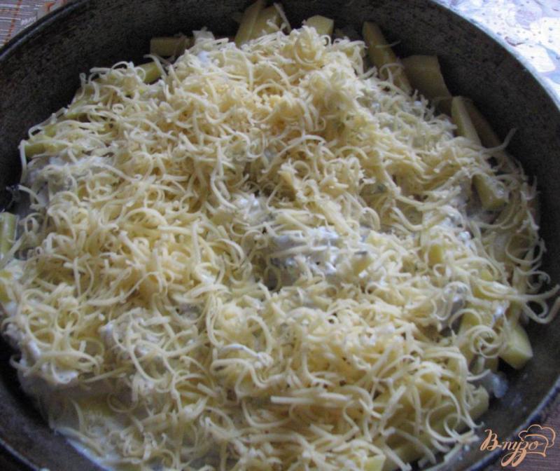 Фото приготовление рецепта: Минтай с картошкой под сырным соусом шаг №8