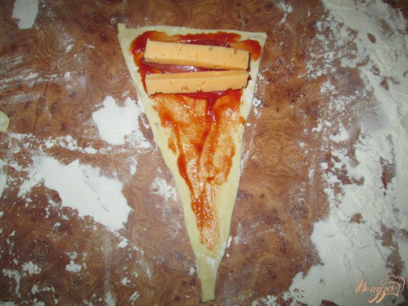 Фото приготовление рецепта: Пирожки с начинкой пиццы шаг №4