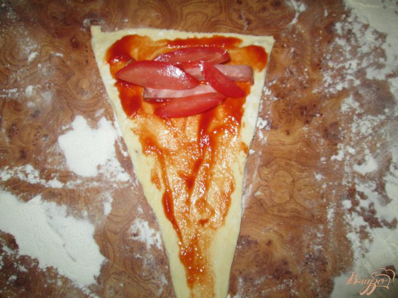 Фото приготовление рецепта: Пирожки с начинкой пиццы шаг №3