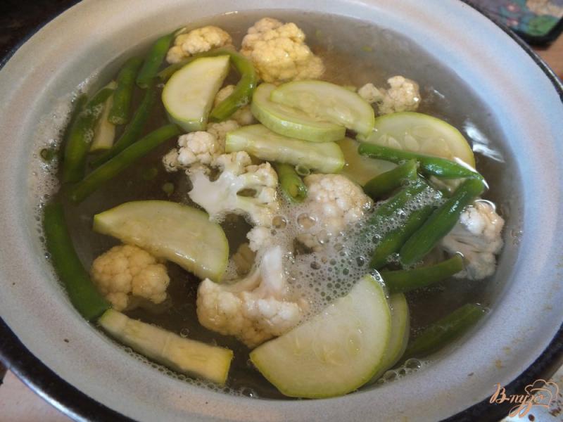 Фото приготовление рецепта: Теплый салат из отварных овощей с ароматными травами шаг №4