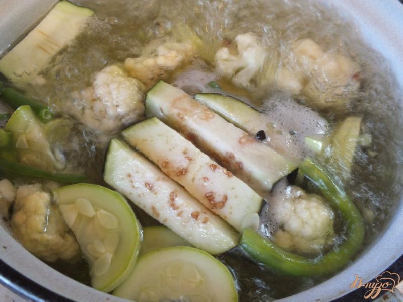 Фото приготовление рецепта: Теплый салат из отварных овощей с ароматными травами шаг №7