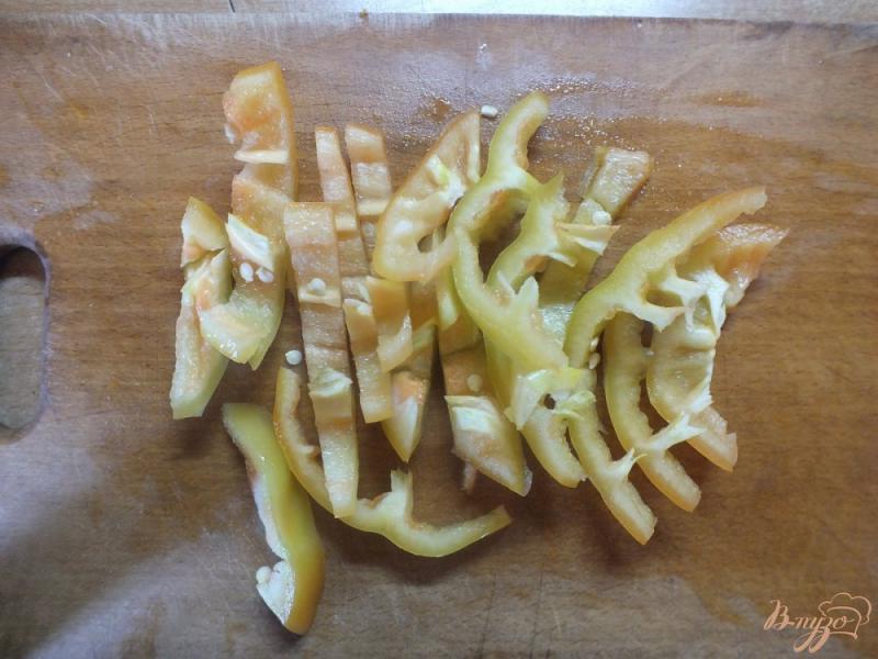 Фото приготовление рецепта: Салат из желтых микадо и болгарского перца шаг №3