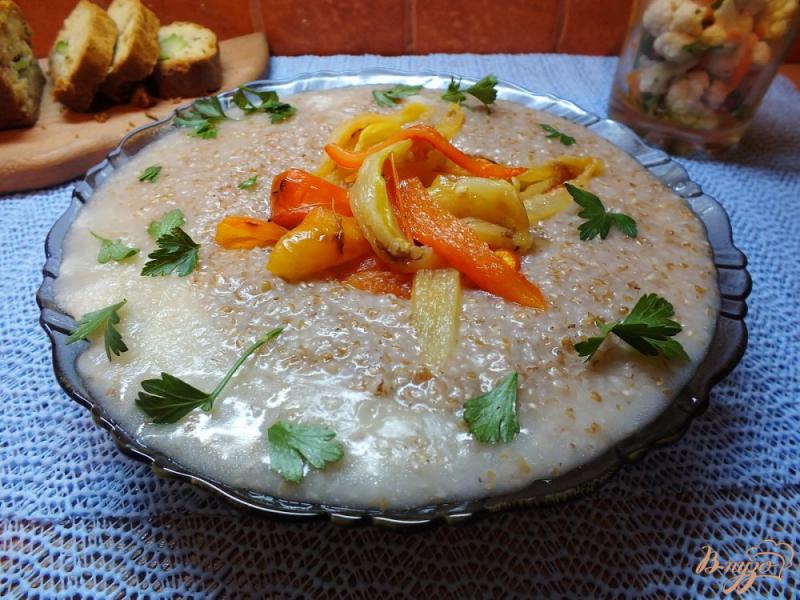 Фото приготовление рецепта: Пшеничная каша по-болгарски с печеным болгарским перцем шаг №8