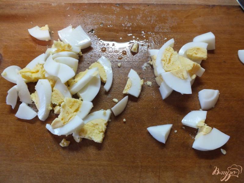 Фото приготовление рецепта: Тепый салат с отварной цветной капустой и яйцом шаг №3