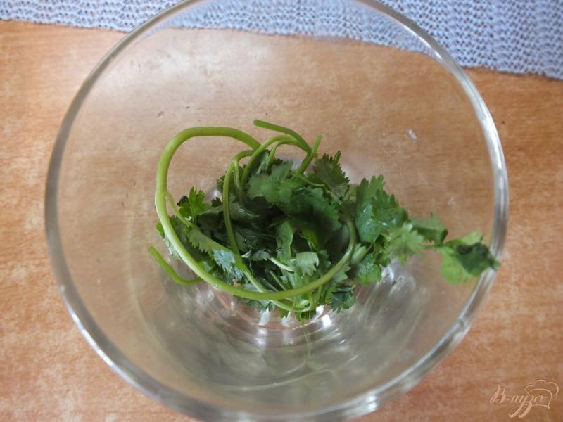 Фото приготовление рецепта: Кавказский салат с кизилом и печеными синими шаг №11