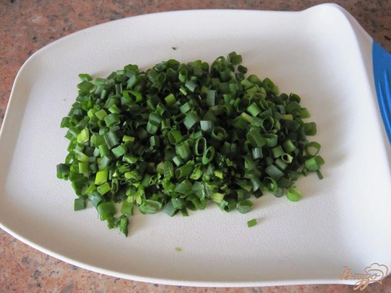 Фото приготовление рецепта: Салат из яиц с огурцами и зеленью шаг №5
