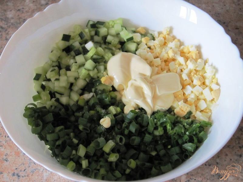 Фото приготовление рецепта: Салат из яиц с огурцами и зеленью шаг №6