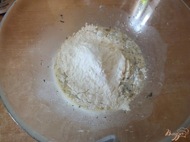 Фото приготовление рецепта: Сладковатый хлеб с кабачком и прованскими травами шаг №3