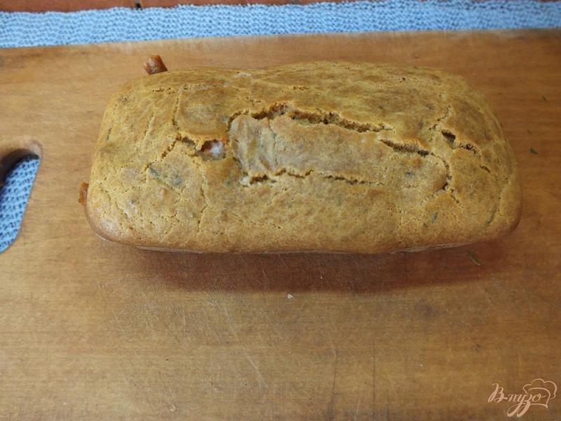 Фото приготовление рецепта: Сладковатый хлеб с кабачком и прованскими травами шаг №7