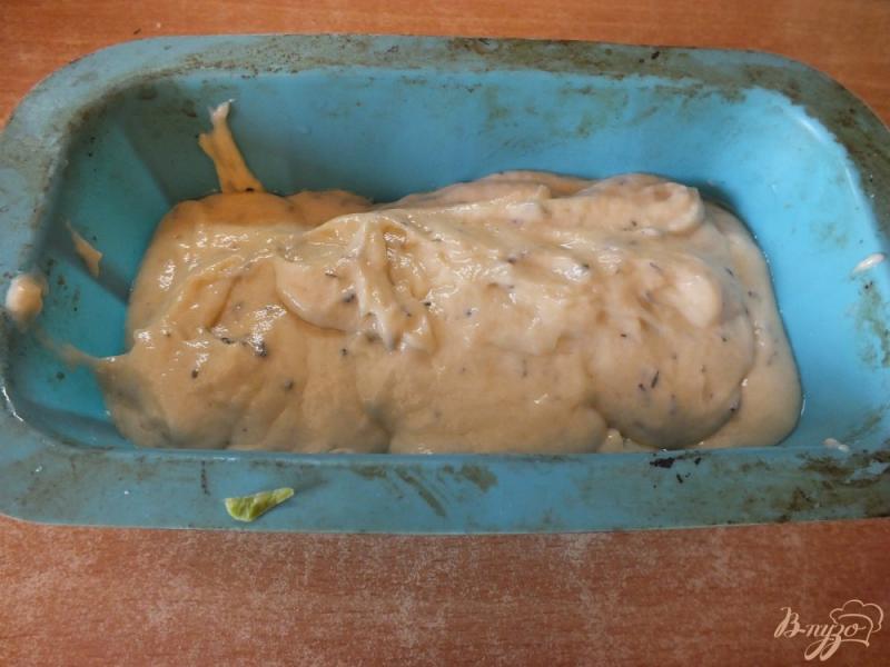 Фото приготовление рецепта: Сладковатый хлеб с кабачком и прованскими травами шаг №6