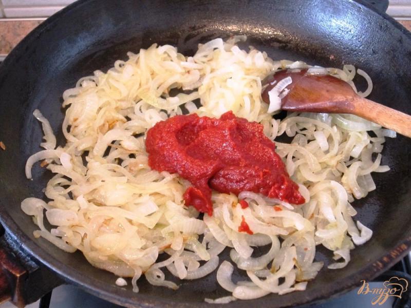 Фото приготовление рецепта: Карп жареный под луково-томатным соусом шаг №7