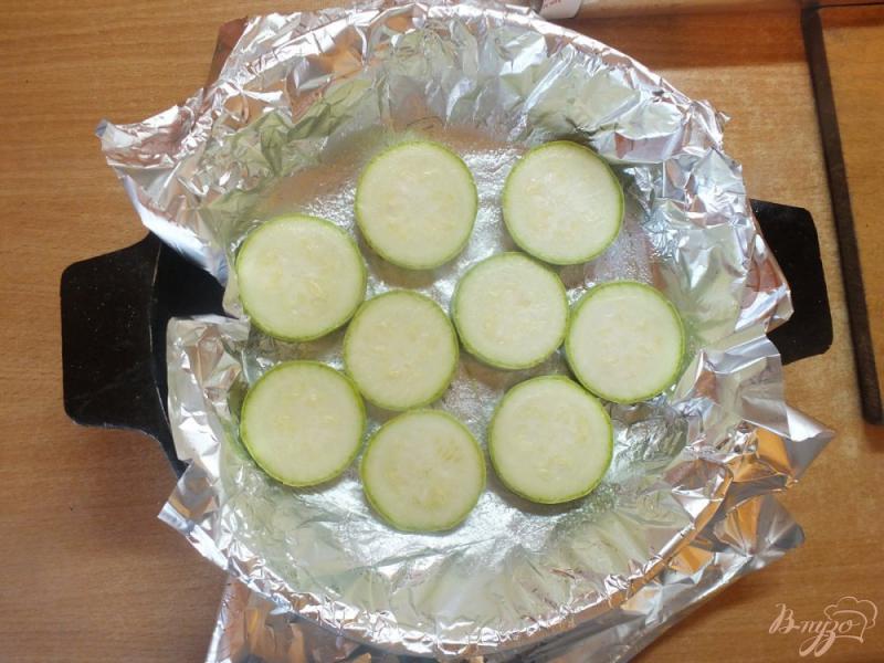 Фото приготовление рецепта: Запеченные овощи-дуэт под шубой из сулугуни и зелени шаг №4