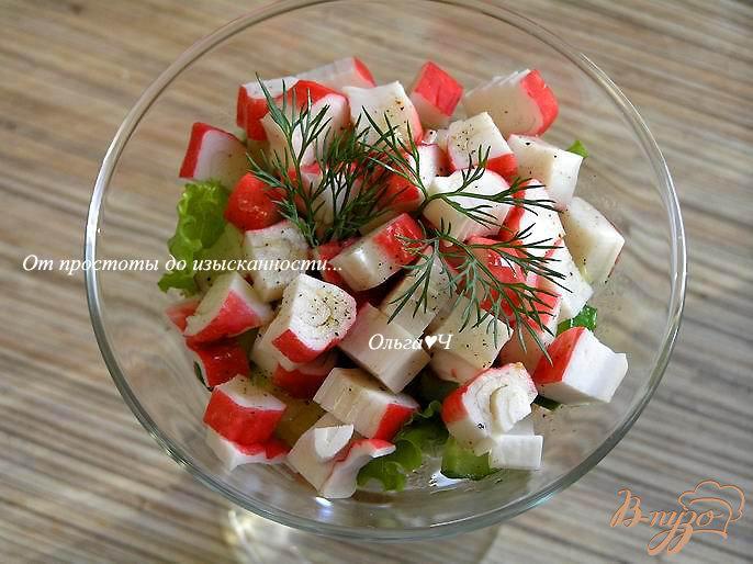 Фото приготовление рецепта: Слоеный салат с крабовыми палочками шаг №5