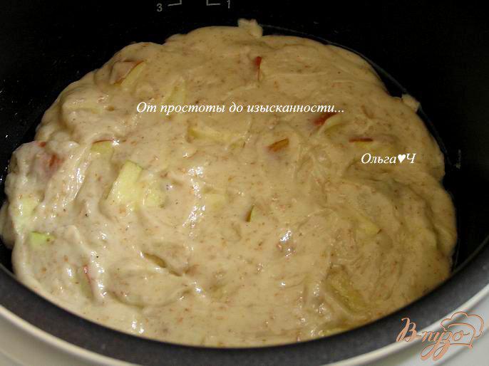 Фото приготовление рецепта: Шарлотка с яблоками и овсяными отрубями (в мультиварке) шаг №4