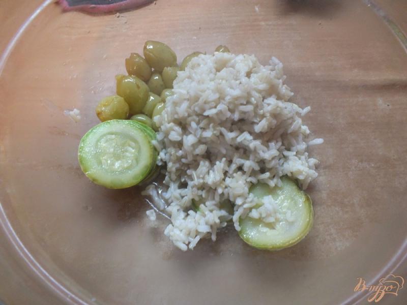 Фото приготовление рецепта: Теплый салат и риса с  кабачками и печеным виноградом шаг №5
