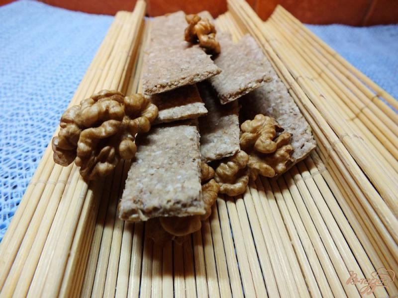 Фото приготовление рецепта: Хлебцы из орехово-овсяной муки шаг №9
