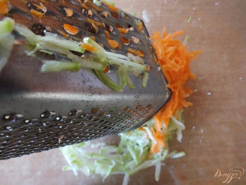 Фото приготовление рецепта: Салат из свежих кабачков и моркви шаг №3