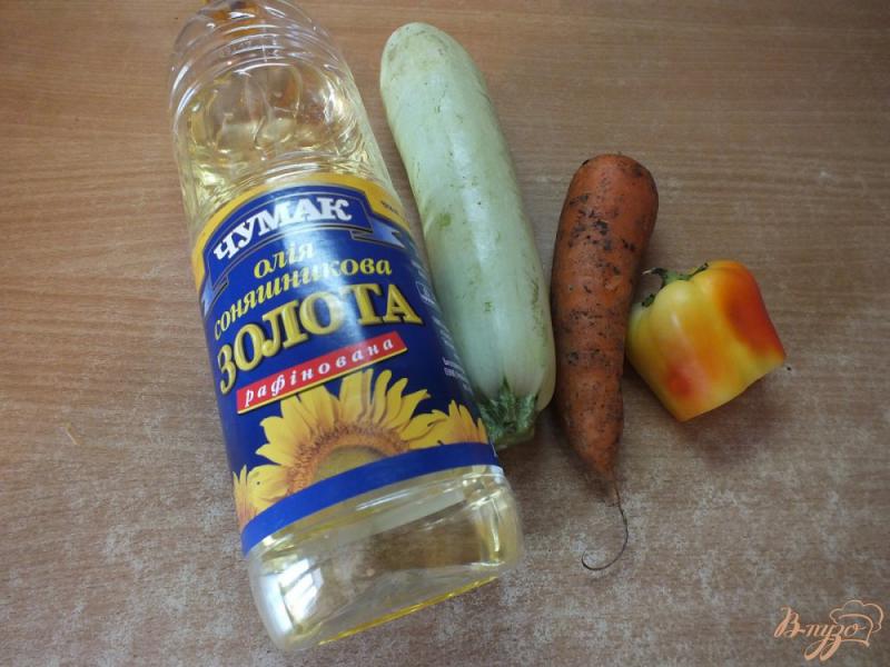 Фото приготовление рецепта: Салат из свежих кабачков и моркви шаг №1
