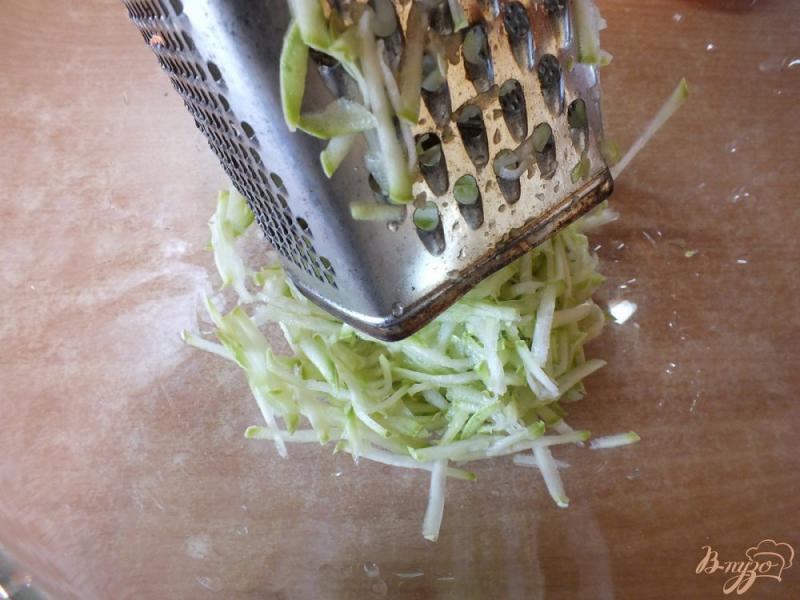 Фото приготовление рецепта: Салат из свежих кабачков и моркви шаг №2
