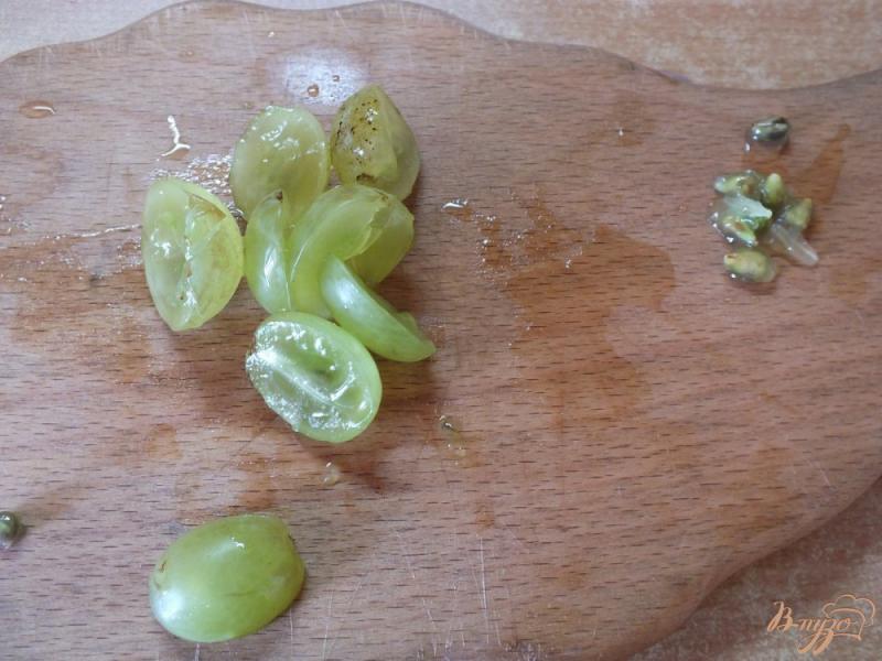 Фото приготовление рецепта: Овощной салат с печеным и свежим виноградом шаг №5