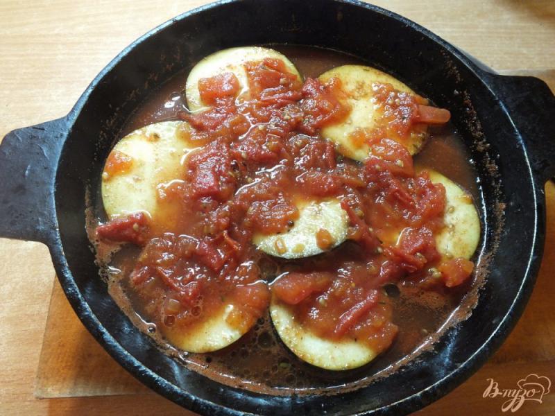 Фото приготовление рецепта: Баклажаны под соусом из помидоров шаг №6
