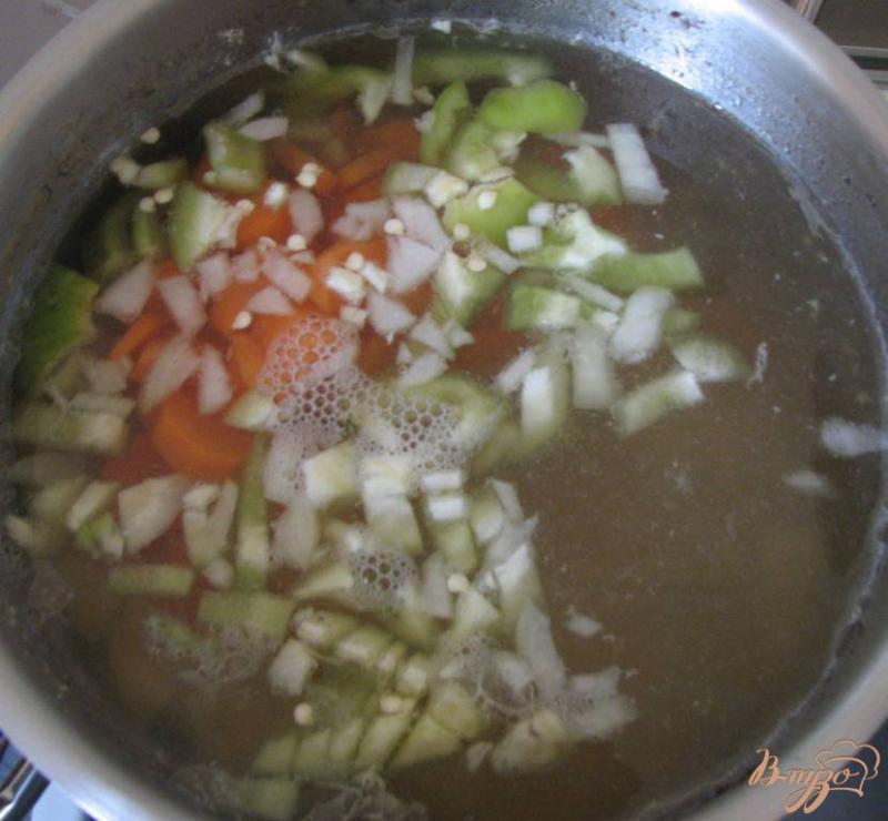 Фото приготовление рецепта: Легкий суп с перловкой шаг №7