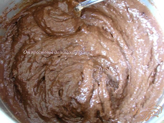 Фото приготовление рецепта: Шоколадные вишневые кексы с корицей шаг №3