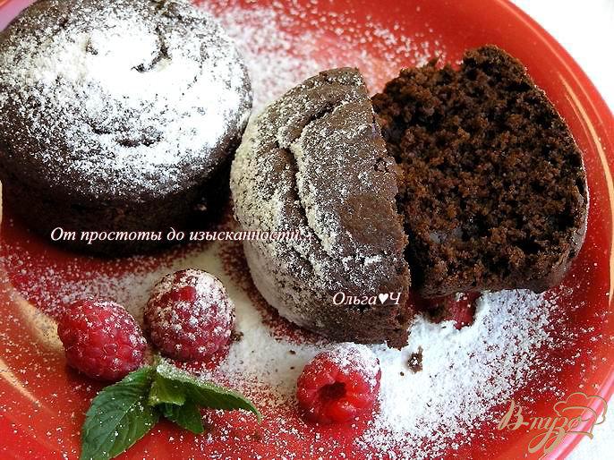 Фото приготовление рецепта: Шоколадные вишневые кексы с корицей шаг №6