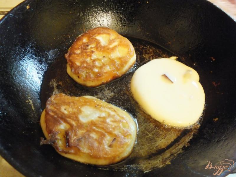 Фото приготовление рецепта: Оладьи со сливой и грецкими орехами шаг №8