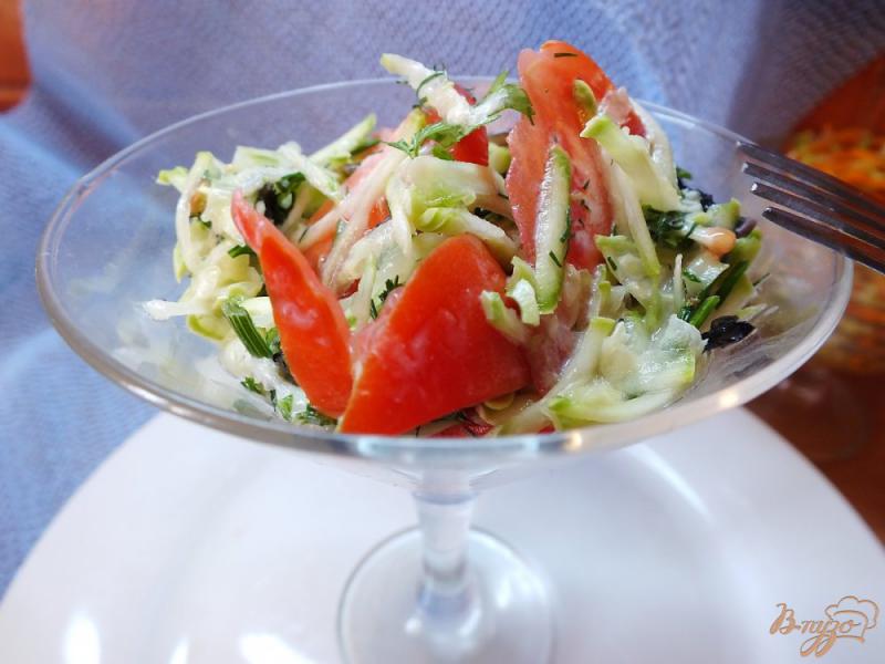 Фото приготовление рецепта: Салат из свежего кабачка с помидорами шаг №5
