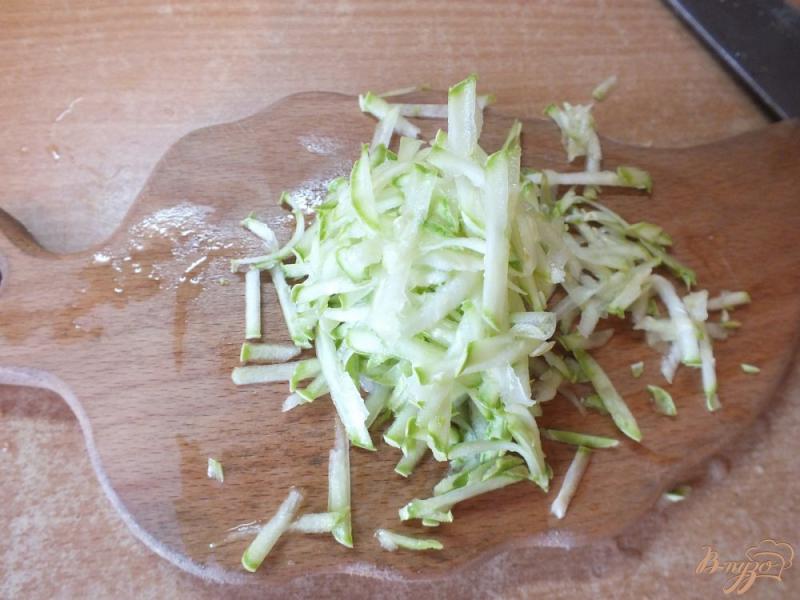 Фото приготовление рецепта: Салат из свежего кабачка с помидорами шаг №2