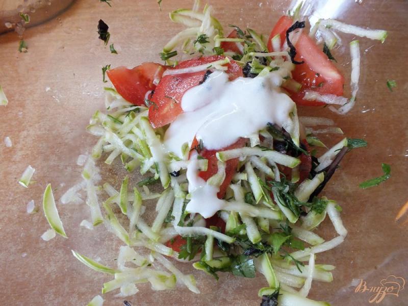 Фото приготовление рецепта: Салат из свежего кабачка с помидорами шаг №4