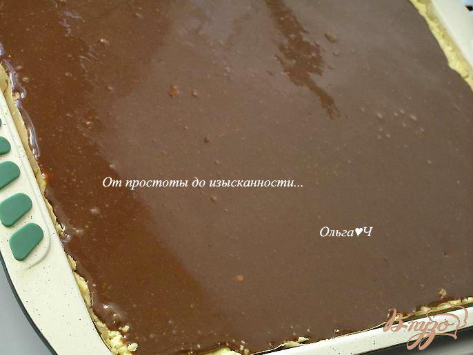 Фото приготовление рецепта: Шоколадное песочное печенье с орехами шаг №4