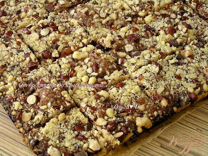 Фото приготовление рецепта: Шоколадное песочное печенье с орехами шаг №7