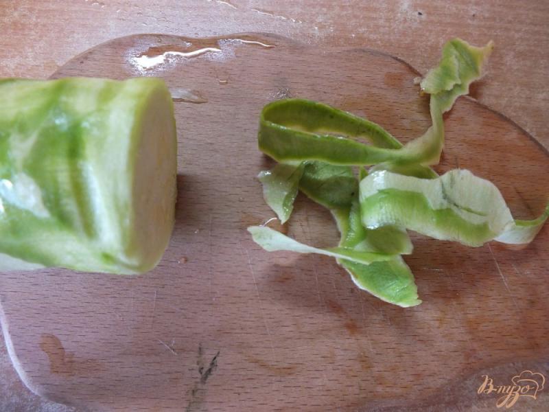 Фото приготовление рецепта: Салат из свежего кабачка с соевым соусом шаг №1